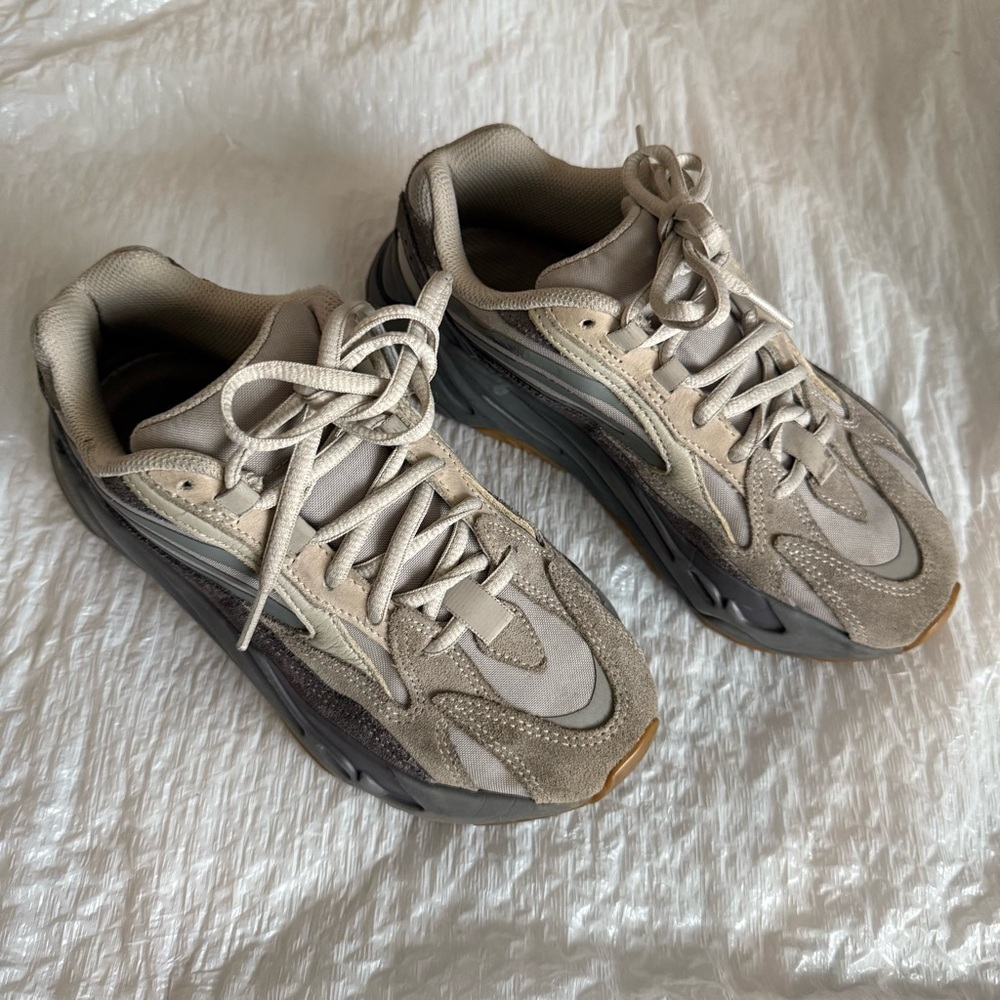 Adidas Yeezy pre-owned Boost 700 sz. 4 Men’s - Picture 2 of 14